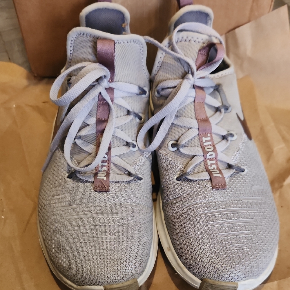 Nike Women's Light Gray Athletic Shoes